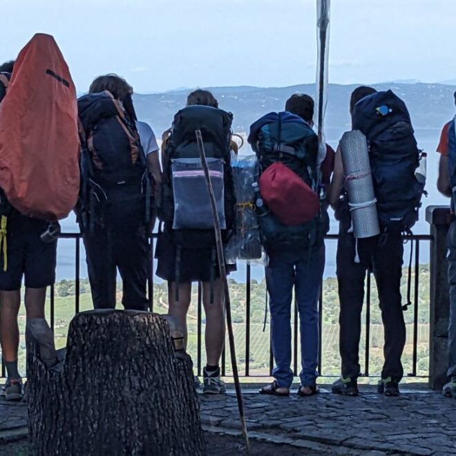 9. Dal lago alla città, dove ieri era un vulcano, oggi prendiamo un treno